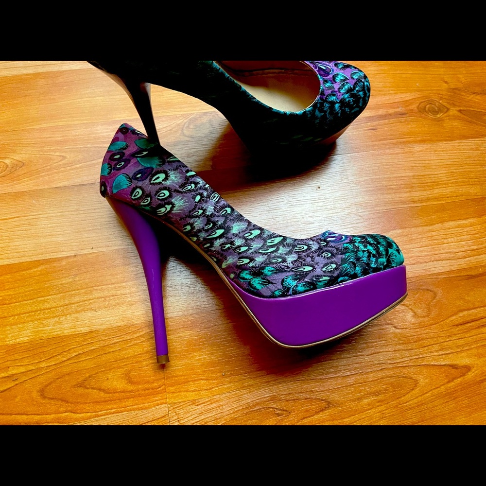 Shoedazzle size 8.5 I don’t go anywhere that calls for these heels anymore 🤣
